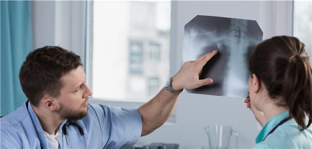 Behandlungsfehler? Oft nutzen die Gutachterstellen ein Kommissionsverfahren – also ein Mehraugenprinzip –, um dies zu klären.