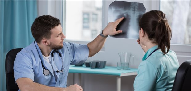 Behandlungsfehler oder nicht? Wenn Patienten ein Fehlverhalten vermuten, ist die UPD ein erster Ansprechpartner. Die meisten Patienten fragen direkt nach einer Behandlung um Rat.