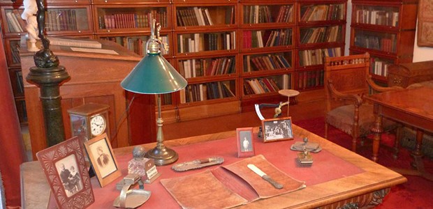 Spazieren auf Emil von Behrings Spuren Behrings Arbeitszimmer ist bis heute im Hauptgebäude der ehemaligen Behringwerke in Marburg zu besichtigen.