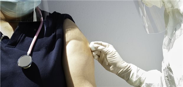 Schwere allergische Reaktionen nach Impfung wohl selten Die SARS-CoV-2-Variante B.1.1.7 ist bisherigen Daten zufolge infektiöser als das Wildtyp-Virus.