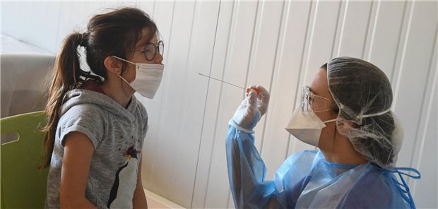 Bei 2500 Kindern und je einem dazugehörigen Elternteil nahmen die Forscher einen Rachenabstrich und untersuchten ihn per PCR.