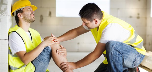 Bei Arbeitsunfällen übernehmen Vertragsärzte die Erstversorgung. Die weitere Versorgung muss dann von einem Durchgangsarzt koordiniert werden. 