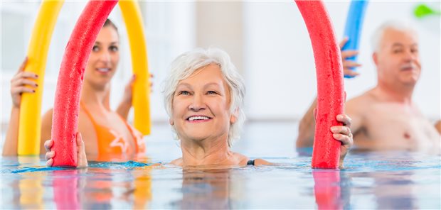 Bei Arthrose wird ausdrücklich zu körperlicher Bewegung geraten – Wassergymnastik ist eine Option. (Symbolbild mit Fotomodellen)
