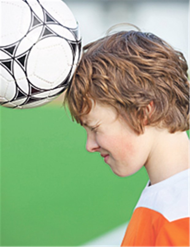 Wie viel Ruhe braucht das Hirn? Bei Ballsportarten kann es zu einer Commotio kommen. Die Heilung wird aber bei Jugendlichen nicht durch mehr Ruhe beschleunigt.