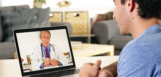 Bei Bedarf schaltet sich der Hausarzt per Video dazu.