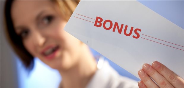 Ein Umschlag mit der Aufschrift "Bonus"
