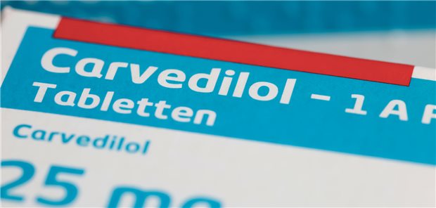 Nahaufnahme der Verpackung von Carvedilol-Alpha- und Beta-Blocker-Tabletten von 1 A Pharma.