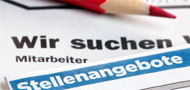 Zettel mit Aufschrift "Wir suchen" und "Stellenangebote"