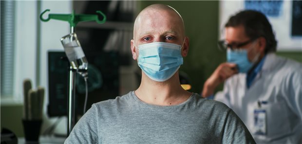 Bei Chemotherapie ist das Risiko für SARS-CoV-2-Durchbruchsinfektionen und COVID-Komplikationen besonders stark erhöht (Symbolbild).
