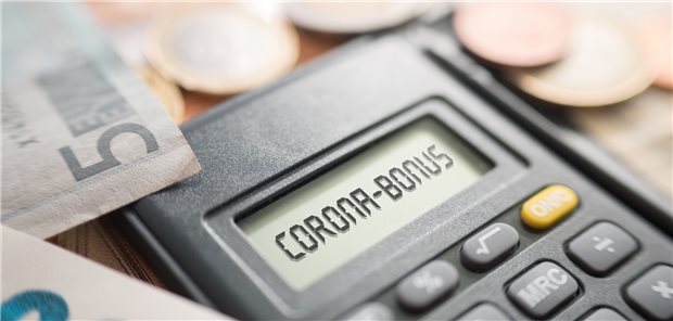 Bei Corona-Bonus und Inflationsausgleich heißt es, gut rechnen und überlegen, was noch in diesem Jahr gezahlt werden soll und was im kommenden Jahr. So lässt sich die Steuer- und Sozialabgabenlast für Arbeitnehmer und Arbeitgeber optimieren.