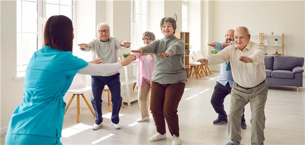 Eine Gruppe junger Menschen trainiert im Park.