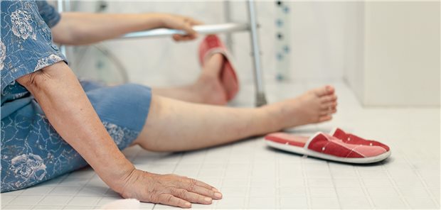 Bei Demenzkranken ist häufig der Schlaf-Wach-Rhythmus gestört. Und gerade nachts kommt es dann vermehrt zu Stürzen.