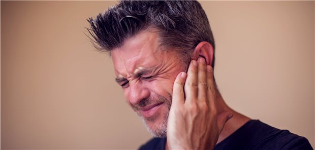 Bei Depressiven wurde eine erhöhte Prävalenz für Tinnitus gefunden: Ob aber jemand aufgrund des Tinnitus depressiv wird oder Depressive Ohrgeräusche eher als lästig empfinden, lässt sich bis dato nicht sagen. (Symbolbild mit Fotomodell)