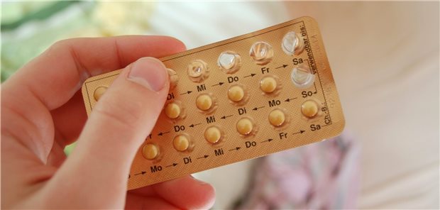 Bei Frauen, die mindestens zehn Jahre lang hormonell verhütet hatten, ergab sich im Vergleich mit Frauen, die niemals orale Kontrazeptiva benutzt hatten, keine Risikodifferenz mit Blick auf eine vorzeitige Menopause.