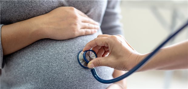 Medikament Hydroxychloroquinphosphat in einer Verschreibungsflasche, gehalten von einer behandschuhten Hand.
