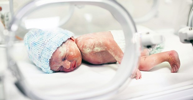 Bei Frühchen sind Lunge und Immunsystem noch nicht ausgereift. Atemwegsviren sind daher für sie eine Gefahr.