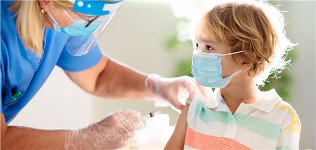 Corona-Impfprogramm für Grundschulkinder in den USA gestartet Kind mit Corona-Impfstoff von BioNTech/Pfizer impfen