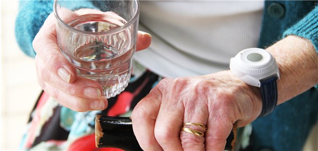 Pflegeheime sind auf Hitzewelle vorbereitet Bei Hitzewarnungen achten Mitarbeiter in Hamburger Heimen darauf, Patienten ausreichend mit Wasser zu versorgen.