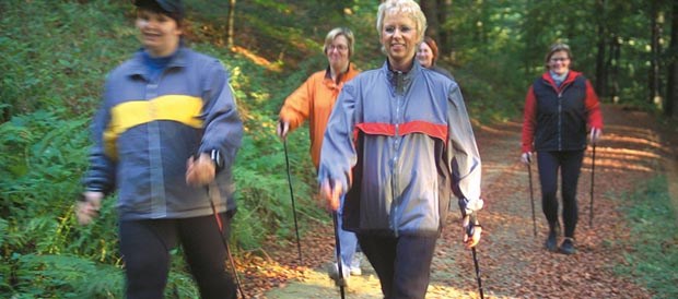 Bei KHK hat körperliches Training - wie Nordic Walking - einen ausgeprägten positiven Effekt auf die Lebensqualität.