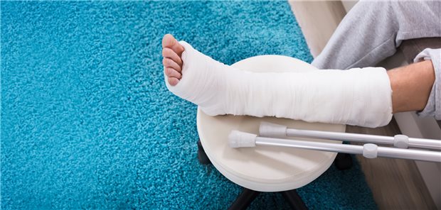 Bei Knochenbrüchen könnten zukünftig smarte Implantate, die derzeit an der Universität des Saarlandes entwickelt werden, die Heilung überwachen und bei Bedarf stimulieren.
