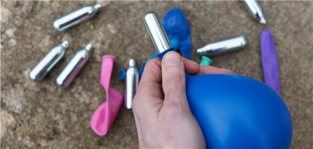 Ballons und Lachgaskartuschen.