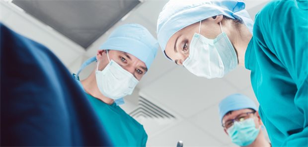 Tumoroperationen: Mindestmengen beschleunigen die Zentralisierung der Krebsversorgung Op-Team