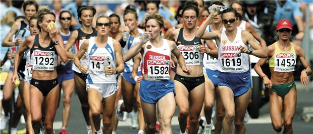 Hirnödem durch Hyponatriämie nach Marathon Bei Marathon-Großveranstaltungen muss mit schweren Hyponatriämien gerechnet werden. Läuferinnen sind besonders gefährdet.