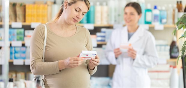 Schwangere Frau in der Apotheke