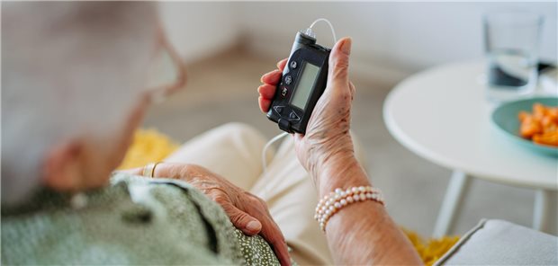 Bei Menschen in der Pflege mit unzureichend eingestelltem T2D und täglich mehreren Insulininjektionen hat sich der Wechsel auf die automatisierte Insulindosierung (AID) in Studien als nützlich erwiesen.