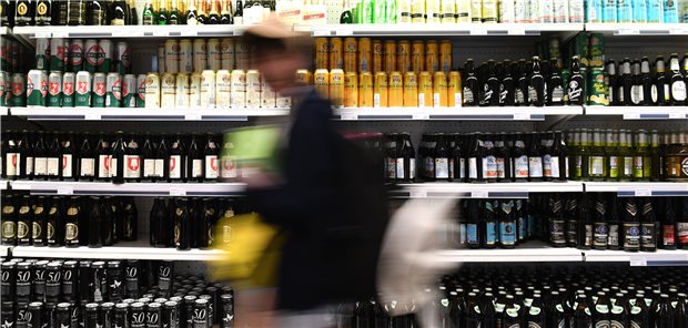 Das Wissen um Gesundheit und das Gesundheitssystem geht zurück Regal mit Alkoholika: Bei Menschen mit geringer Gesundheitskompetenz hat der Alkoholkonsum in der Krise laut einer Studie stark zugenommen.
