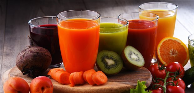 Bei Obstipation können Obst- und Gemüsesäfte natürliche Ballast- und Quellstoffe liefern, die auch Senioren einfach konsumieren können.