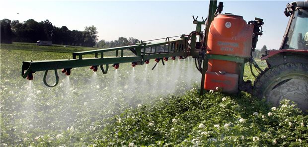 Bei Parkinson-Patienten, die früher zum Beispiel in der Landwirtschaft mit dem Ausbringen verschiedener Pestizide zu tun hatten, können wohl bald den Verdacht auf das Vorliegen einer entsprechenden Berufskrankheit anzeigen lassen.