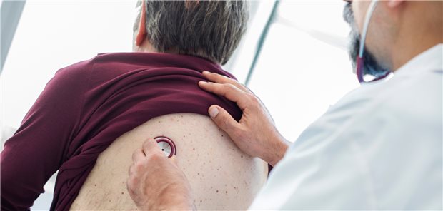 Bei Patienten mit entzündlich-rheumatischen Erkrankungen ist es wichtig, immer auch die Lunge abzuhören und sie nach trockenem Husten und Luftnot zu fragen. (Symbolbild mit Fotomodellen)