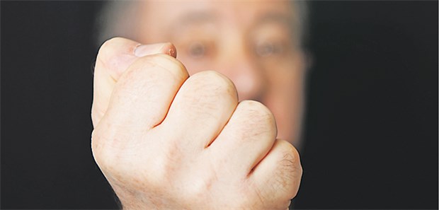 Ein Risikofaktor für Gewalttaten? Bei Psychosen und Sucht besteht ein erhöhtes Gewaltpotenzial. Hier könnte eine kausale Beziehung vorliegen.