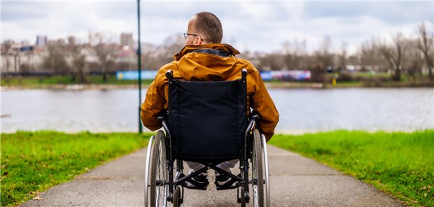 Bei Querschnittslähmung stehen aktuell die schnelle Operation der Verletzung und ein Rehabilitationsprogramm im Fokus. Medikamentöse Ansätze waren bisher noch nicht klinisch wirksam.