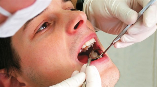 Rheumatiker auch zum Zahnarzt überweisen! Bei Rheumatikern sollte ein Zahnarzt die Zähne und den Zahnhalteapparat regelmäßig kontrollieren. © Sandor Kacso / fotolia.com