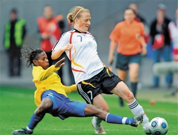 Schwachpunkt im Frauenfußball ist das Knie, Aufwärmprogramme bieten Schutz Bei Rotationen des Knies ist die Gelenkstabilität bei Frauen vermindert.