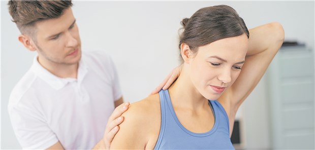 Bei Rückenschmerzen wünschen sich viele Patienten schnell, dass sie operiert werden.