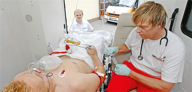 Bei ST-Hebungs-Myokardininfarkt auf dem schnellsten Weg zu Revaskularisation in ein Herzkatheterlabor.