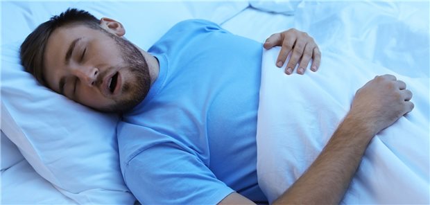 Bei Schlafapnoe stellt die Uvulopalatopharyngoplastik ein gängiges Verfahren dar. (Symbolbild mit Fotomodell)