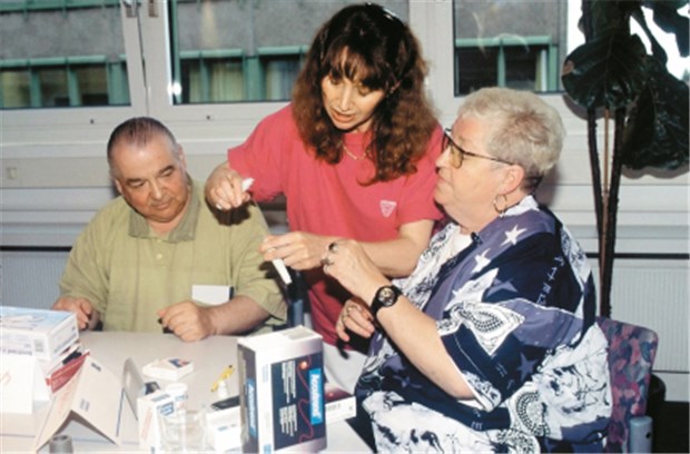 Schulung verbessert Lebensqualität und Stoffwechseleinstellung Bei Schulungen profitieren Diabetiker besonders von den praktischen Übungen. Darauf wird auch in dem Programm Medias 2 ICT großen Wert gelegt.