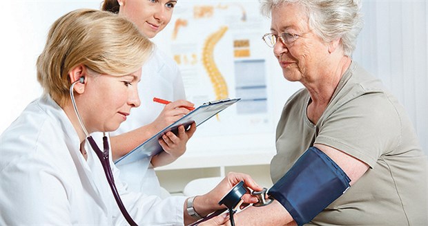 Bei Senioren mit Gebrechen bestimmt die individuelle Verträglichkeit die Blutdruckeinstellung.