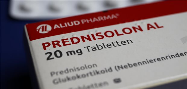 Bei Teilnehmenden, die täglich über 5 mg Prednisolon-Äquivalent eingenommen hatten, war das Risiko für eine postoperative Infektion im Vergleich zu denen mit keiner beziehungsweise niedriger Glukokortikoid-Exposition um 25 Prozent erhöht.