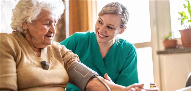 Bei VERAH-Care sollen qualifizierte MFA etwa Hausbesuche übernehmen (Motiv mit Fotomodellen).