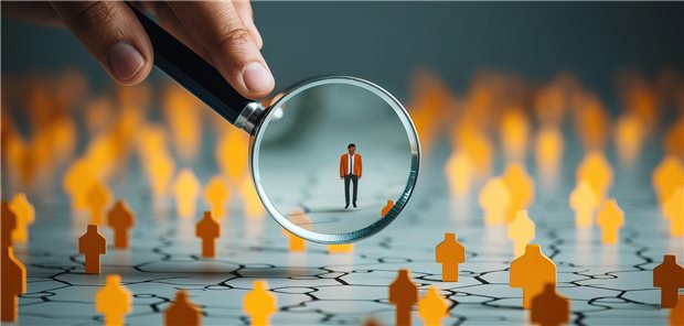 VEXAS-Syndrom: Fünf Jahre Forschung trägt erste Früchte Bei VEXAS gilt es, genau hinzuschauen: Wichtig ist es, die Autoimmunerkrankung überhaupt auf dem Schirm zu haben. Die hohe klinische Variabilität macht eine Diagnose schwierig. Im Zweifel gilt es, Vordiagnosen zu hinterfragen, die Hämatologie einzuschalten und eine genetische Testung zu veranlassen.