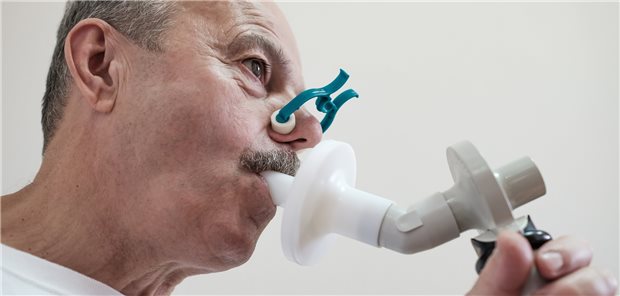 Bei Verdacht auf eine COPD wird zur Lungenfunktionsprüfung grundsätzlich die Spirometrie empfohlen.