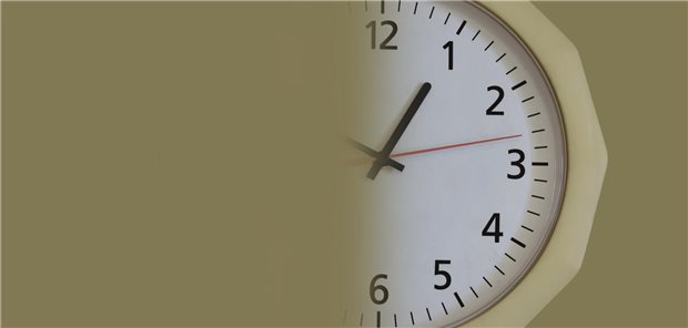 Eine Uhr ist nur halb zu sehen.