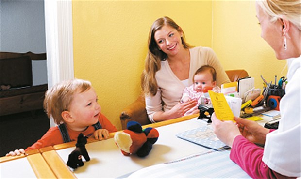 Bei Vorsorgeterminen und Routinekonsultationen können Pädiater Impflücken finden und schließen.