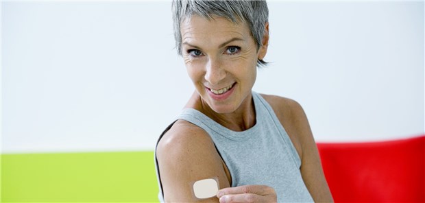 Besser Kleben oder Schlucken? Bei Wechseljahresbeschwerden besser auf transdermale Hormonpräparate zurückgreifen?