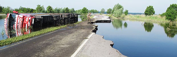 Auf Hausbesuch mit dem Unimog Bei Wust ist ein LKW umgekippt. Bundeswehrsoldaten prüfen die Straßen, auf denen Hausarzt Gilbrich zu seinen Patienten gelangen soll.
